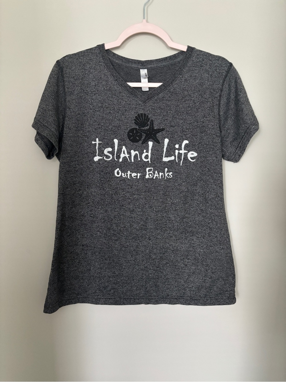 Island Life Outer Banks Ladies Gray V-Neck Tee - NWOT - Size L - PTP 20”
